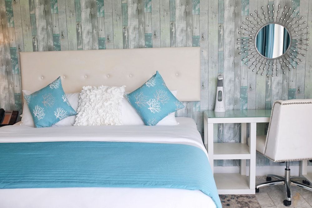 Beacon Hotel South Beach Deluxe King 4