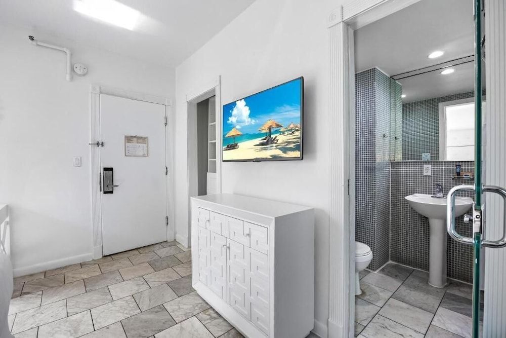 Beacon Hotel South Beach Deluxe King 5