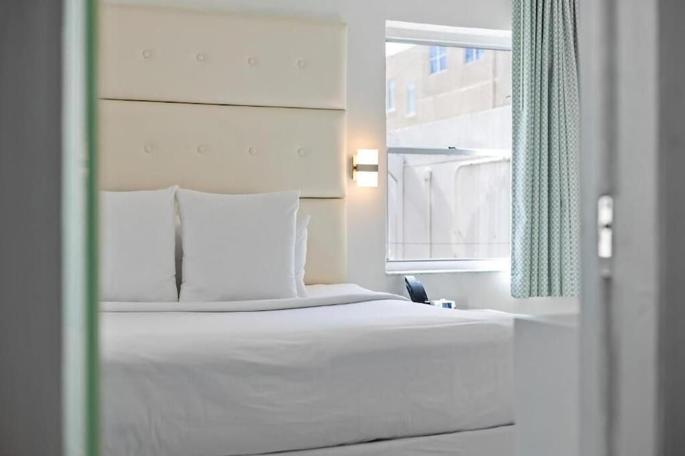 Beacon Hotel South Beach Deluxe King 4