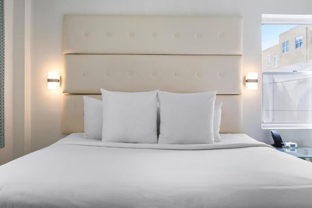 Beacon Hotel South Beach Deluxe King 2