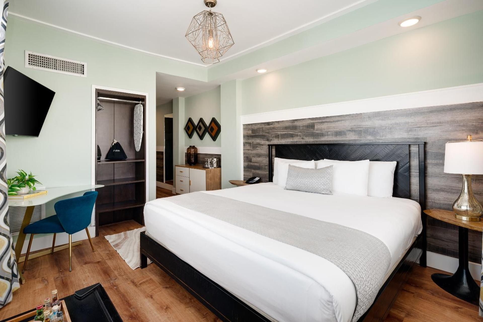 undefined Catalina Hotel and Beach Club 3