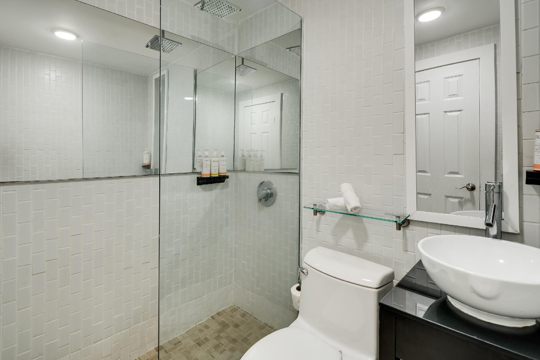 undefined Catalina Hotel and Beach Club 4