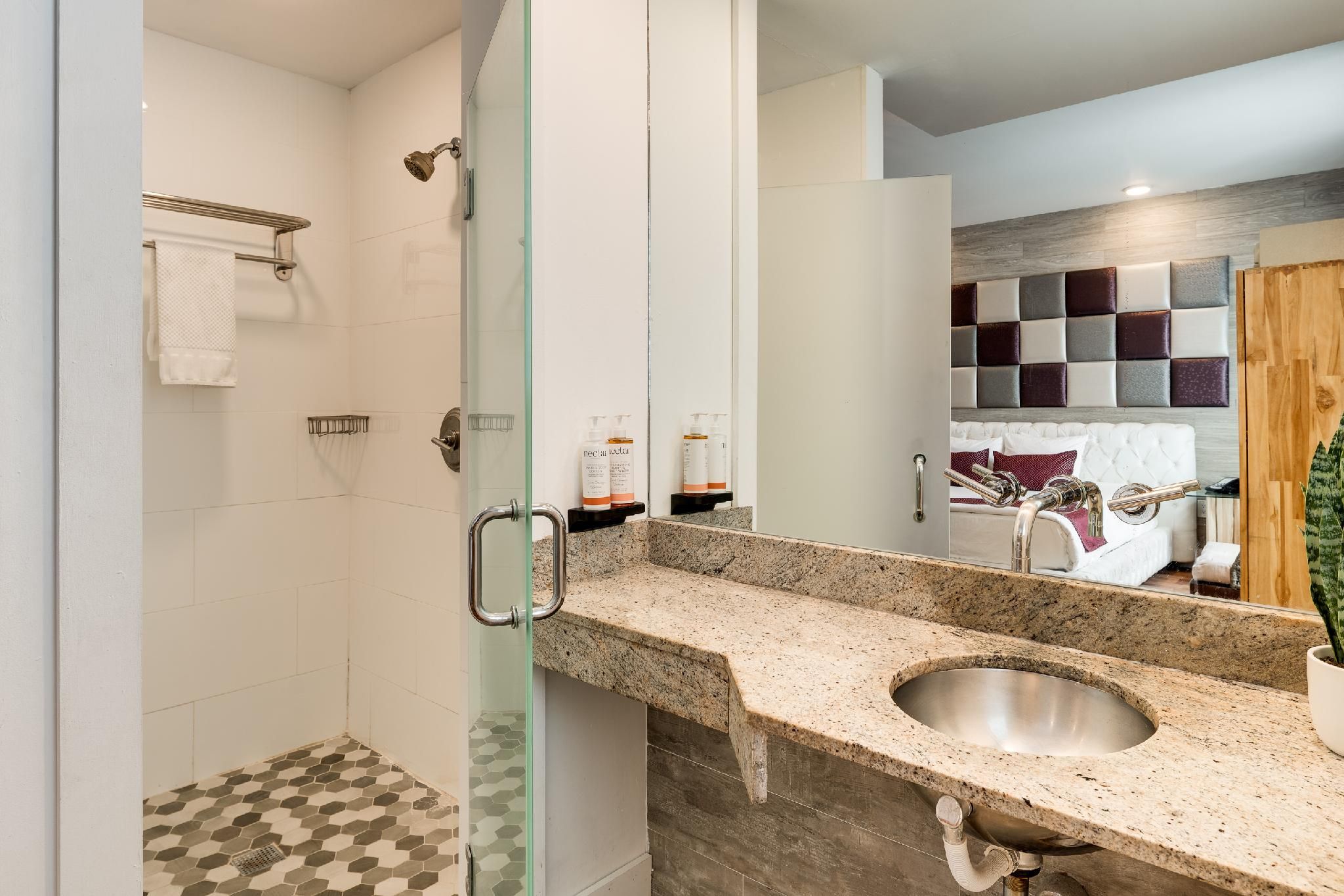 undefined Catalina Hotel and Beach Club 10