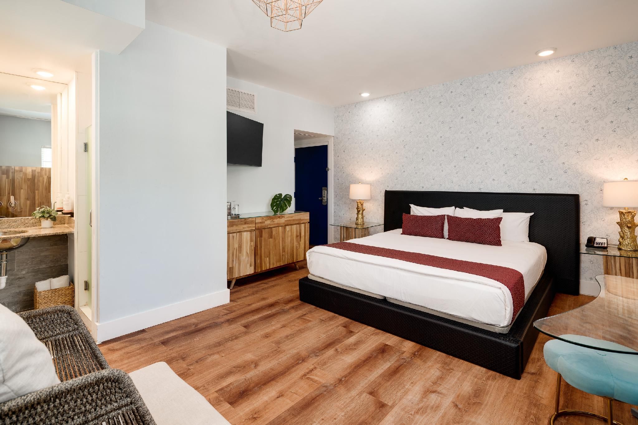 Junior Suite King City View