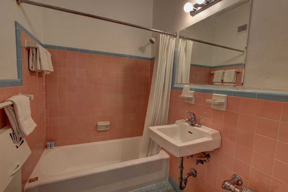 Geneva Hotel Standard One Bed 5