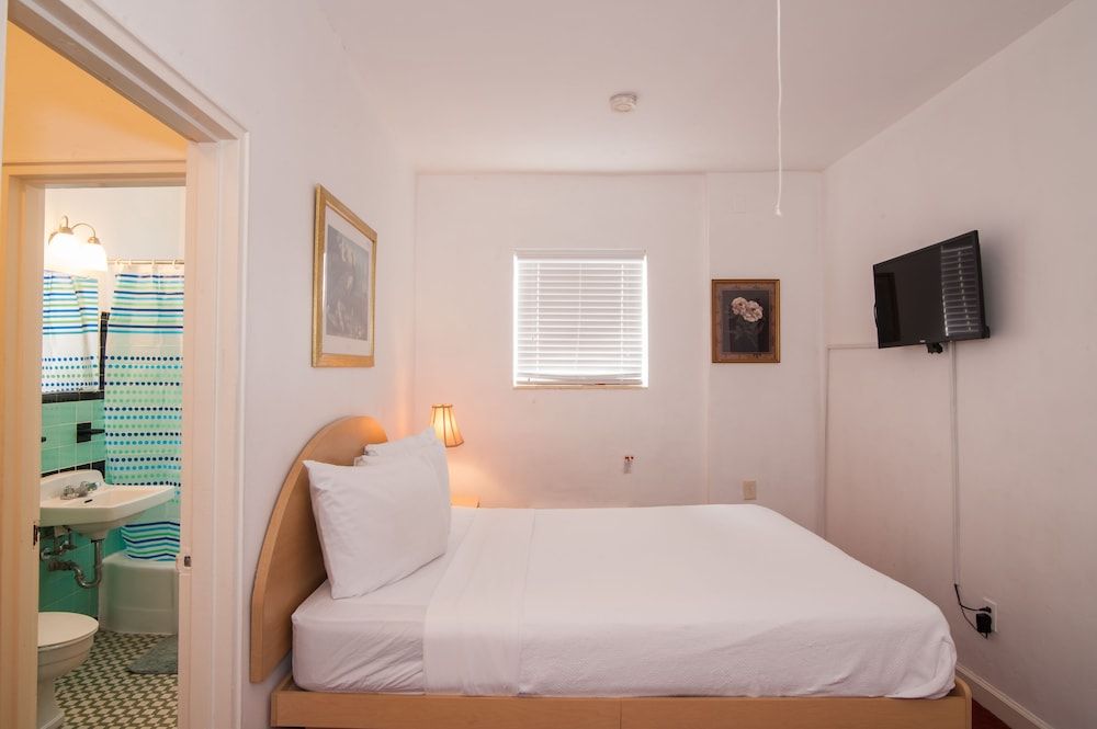 Island House South Beach Standard, One Queen Bed 2