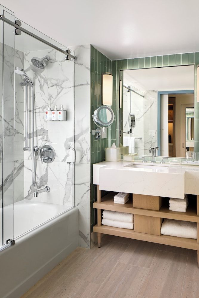 Loews Miami Beach Hotel – South Beach Room, 1 King Bed with Sofa bed, Partial Ocean View 4