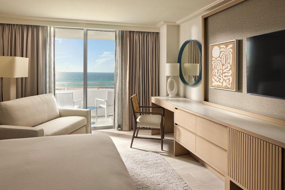 Loews Miami Beach Hotel – South Beach Room, 1 King Bed with Sofa bed, Partial Ocean View 2