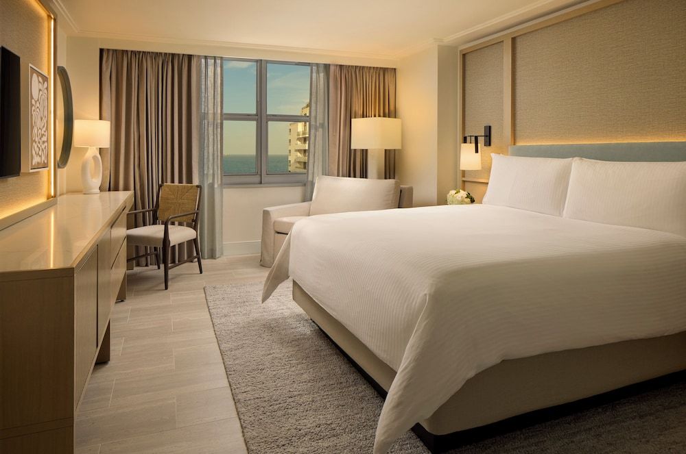 Loews Miami Beach Hotel – South Beach Room, 1 King Bed with Sofa bed, Partial Ocean View 3