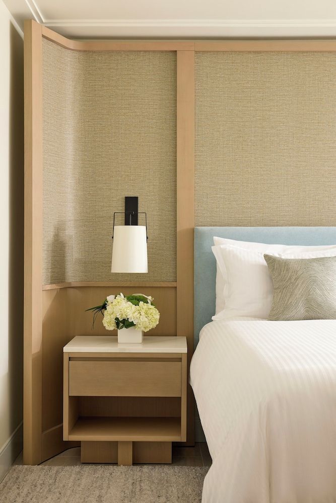 Loews Miami Beach Hotel – South Beach Room, 1 King Bed with Sofa bed, Partial Ocean View 2