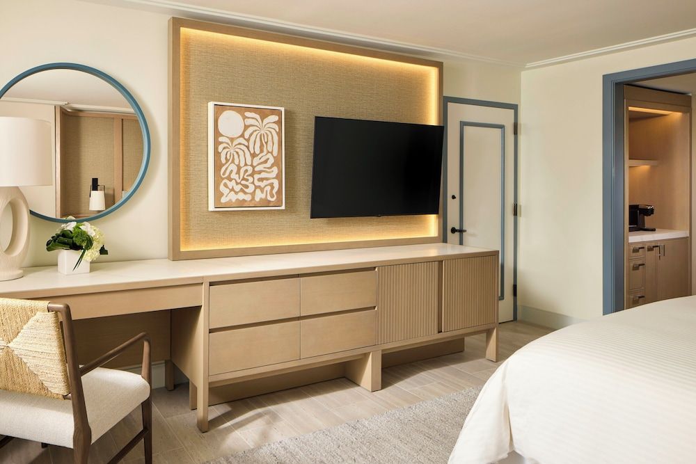 Loews Miami Beach Hotel – South Beach Room, 1 King Bed with Sofa bed, Partial Ocean View 6