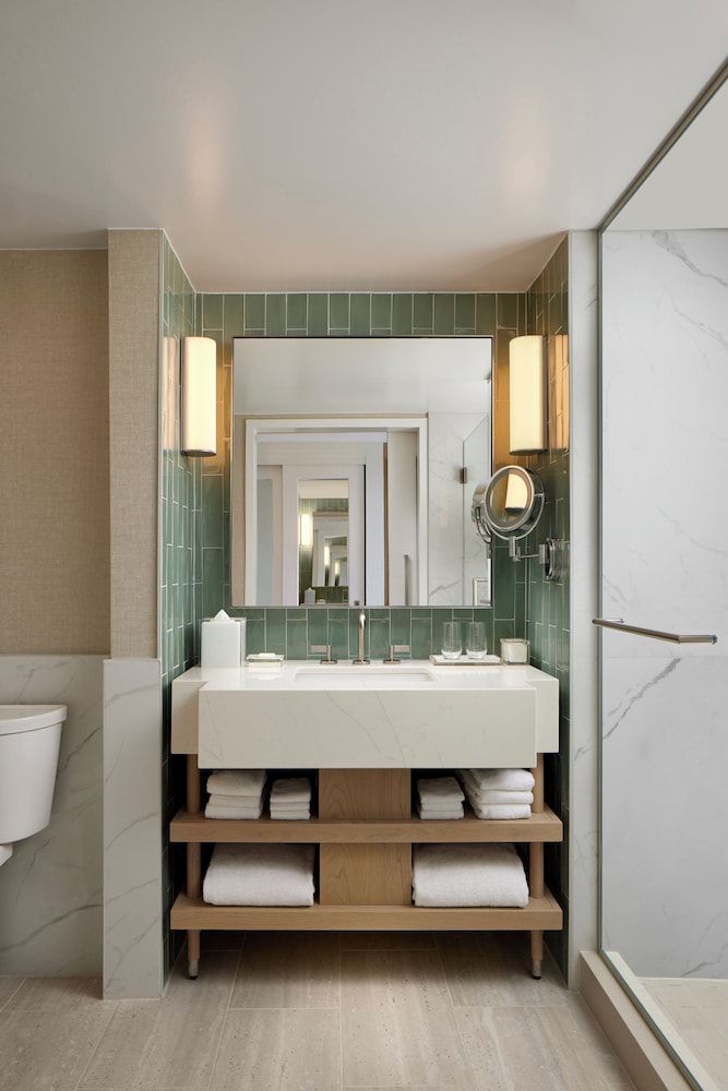 Loews Miami Beach Hotel – South Beach Room, 1 King Bed with Sofa bed, Partial Ocean View 5