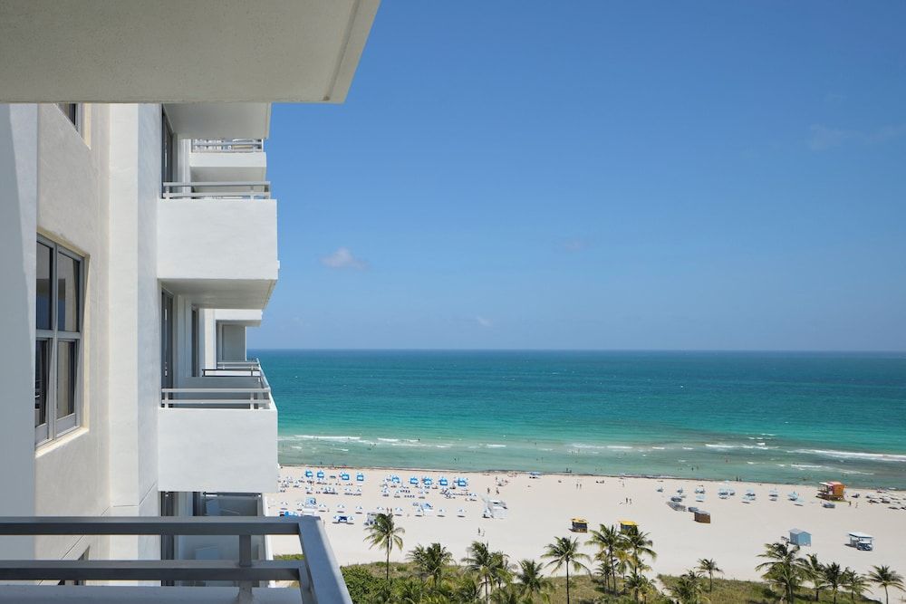 Loews Miami Beach Hotel – South Beach Room, 1 King Bed with Sofa bed, Partial Ocean View 3