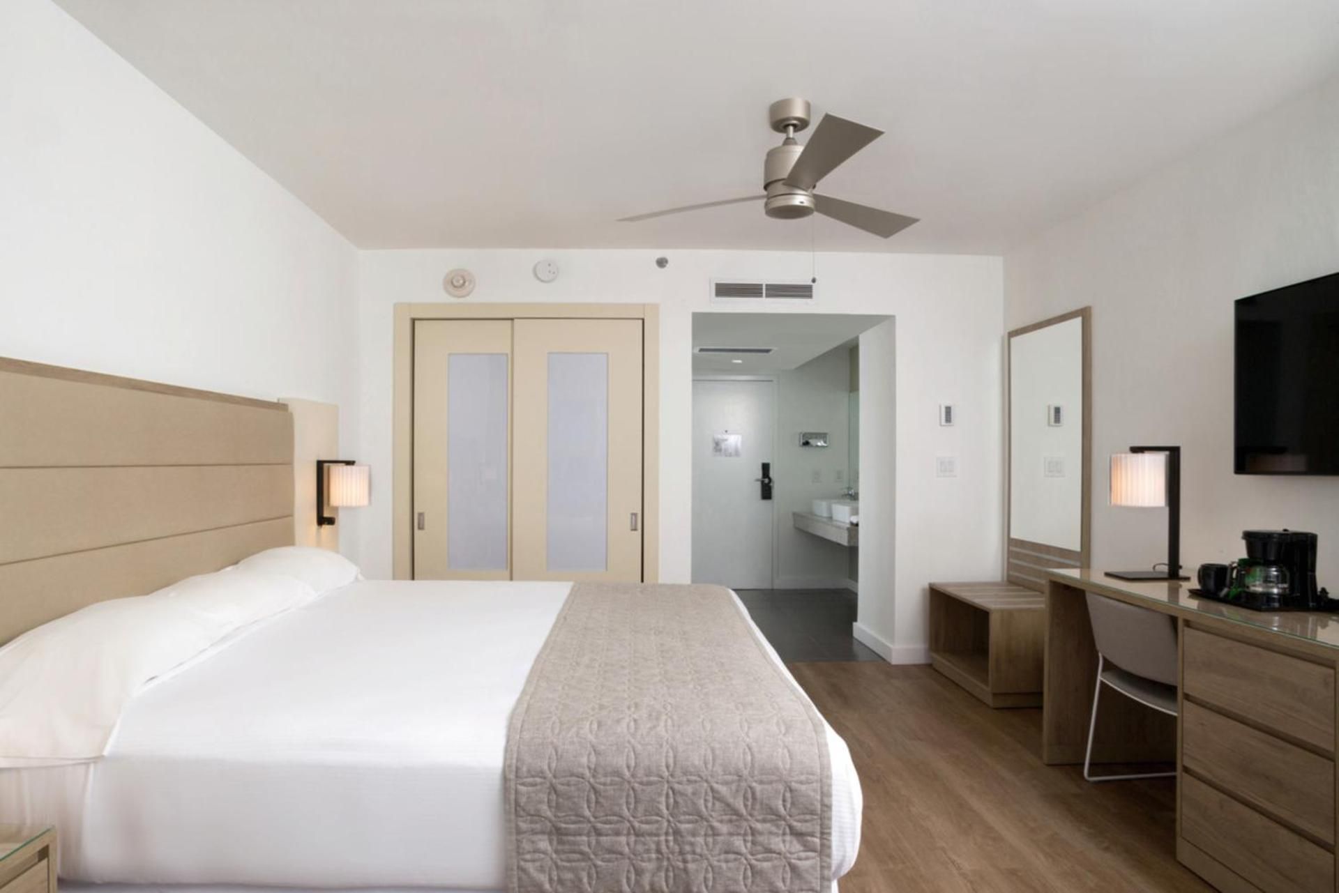 Deluxe City View King Room