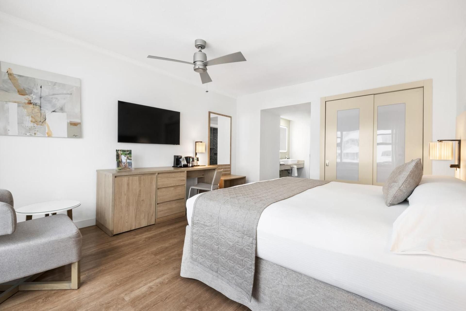 Deluxe City View King Room