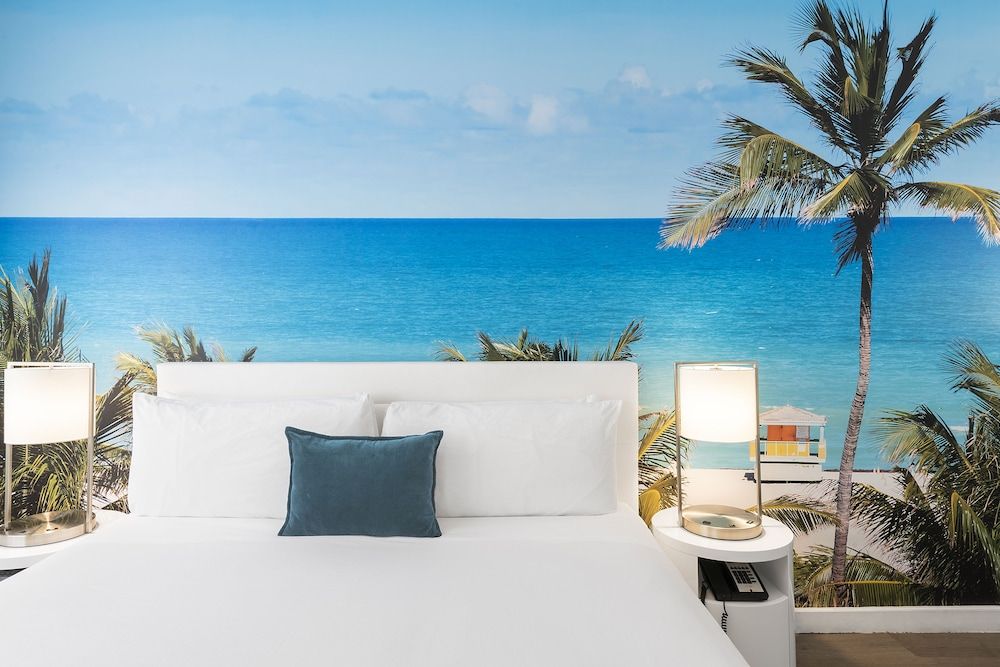 The Penguin Hotel Traditional room 1 king bed or 1 King bed with rollaway bed 4