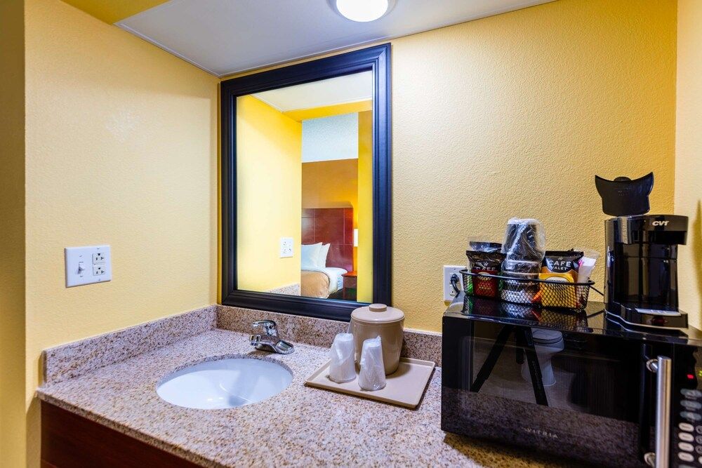 Best Western Milton Inn Standard Room, 1 King Bed, Non Smoking, Refrigerator & Microwave 5