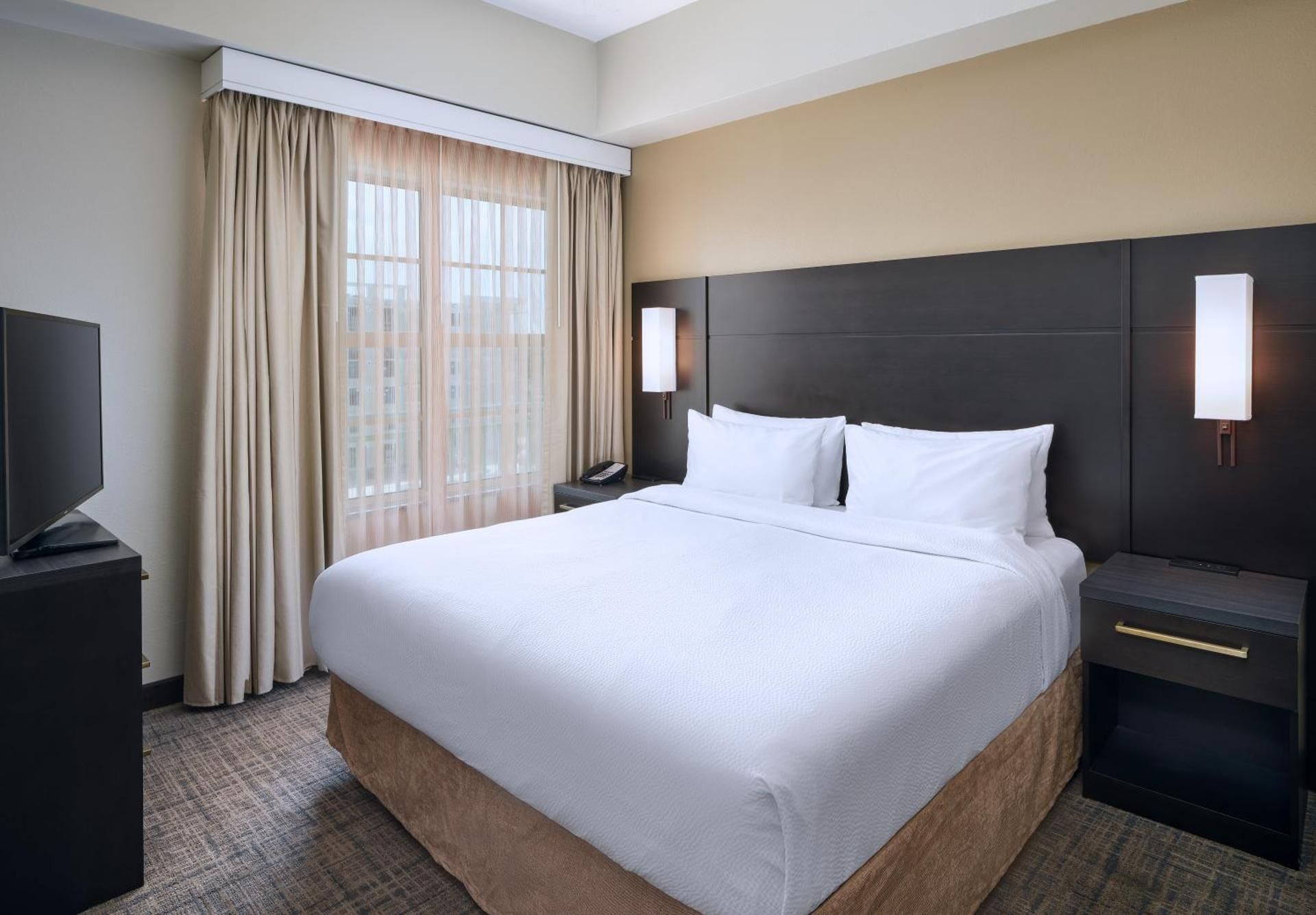 2 Bedroom Suite, Bedroom 1: 1 King, Bedroom 2: 1 King, Sofa Bed