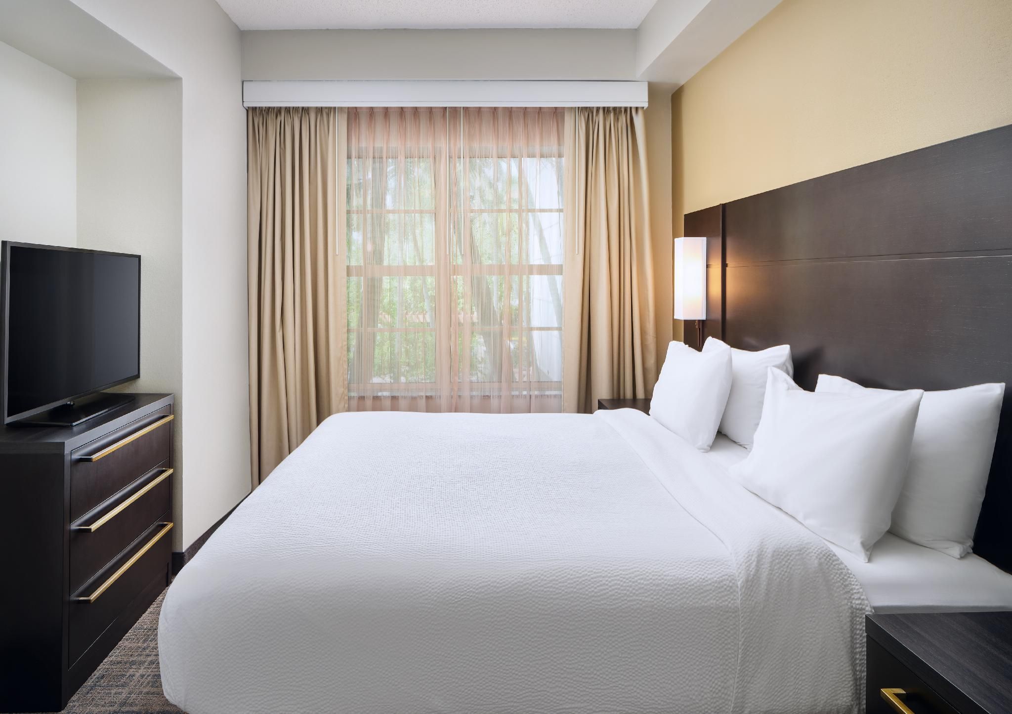 1 Bedroom Suite, 1 King, Sofa bed