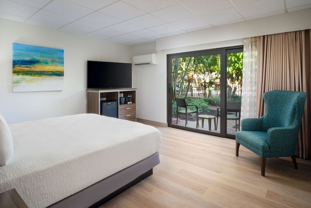 Best Western Naples Inn & Suites Standard Room, 1 King Bed, Non Smoking, Refrigerator