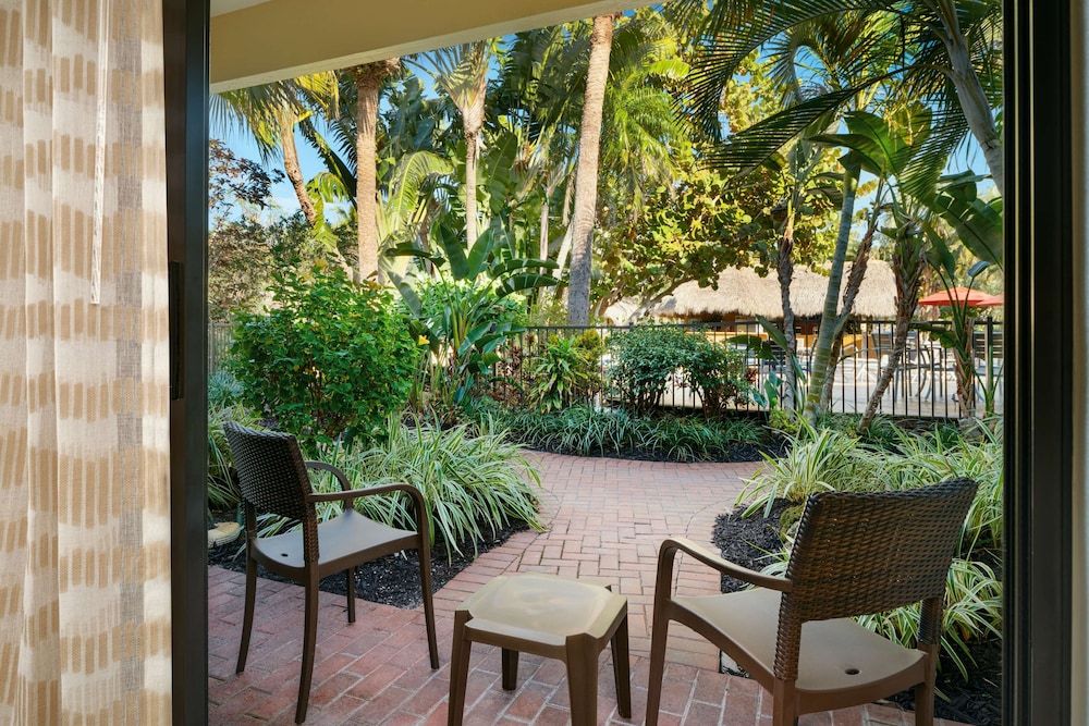 Best Western Naples Inn & Suites Standard Room, 1 King Bed, Non Smoking, Refrigerator 3
