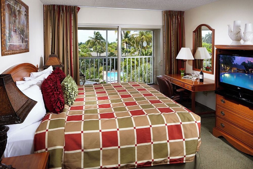 Best Western Naples Inn & Suites Standard Apartment, 1 King Bed, Non Smoking, Kitchen (Living Room;with Sofabed)