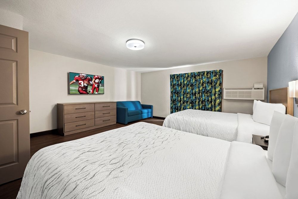 Red Roof Inn PLUS+ & Suites Naples Downtown-5th Ave S Suite, 2 Queen Beds, Accessible, Kitchen (Smoke Free) 2