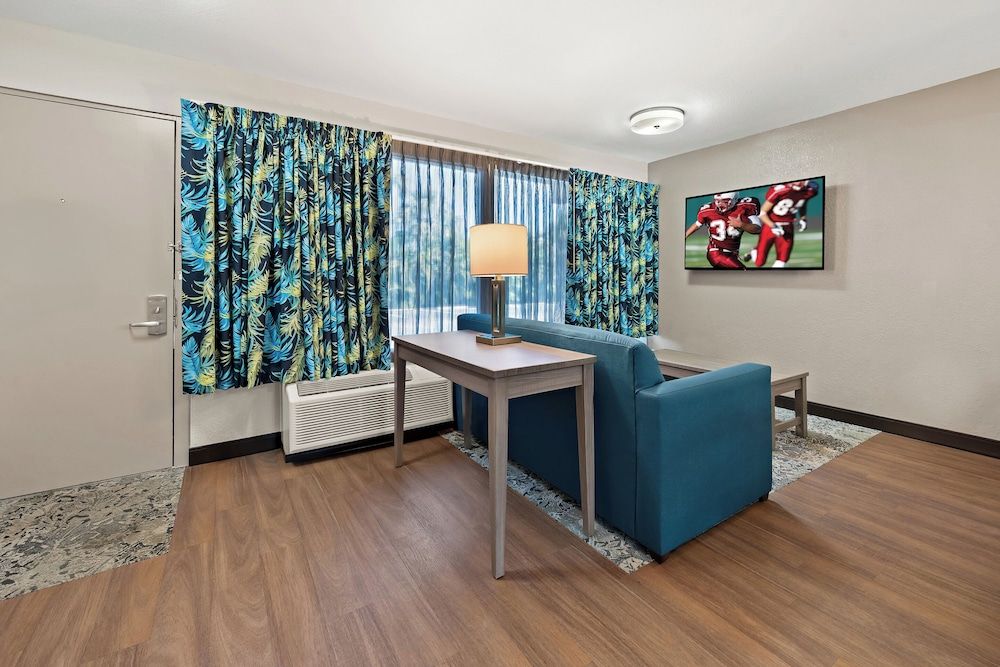 Red Roof Inn PLUS+ & Suites Naples Downtown-5th Ave S Suite, Multiple Beds, Kitchen, Poolside (Smoke Free) 5