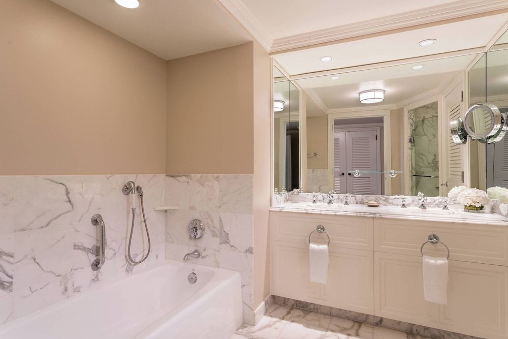 Room, 1 King Bed, Balcony (Hearing Accessible)