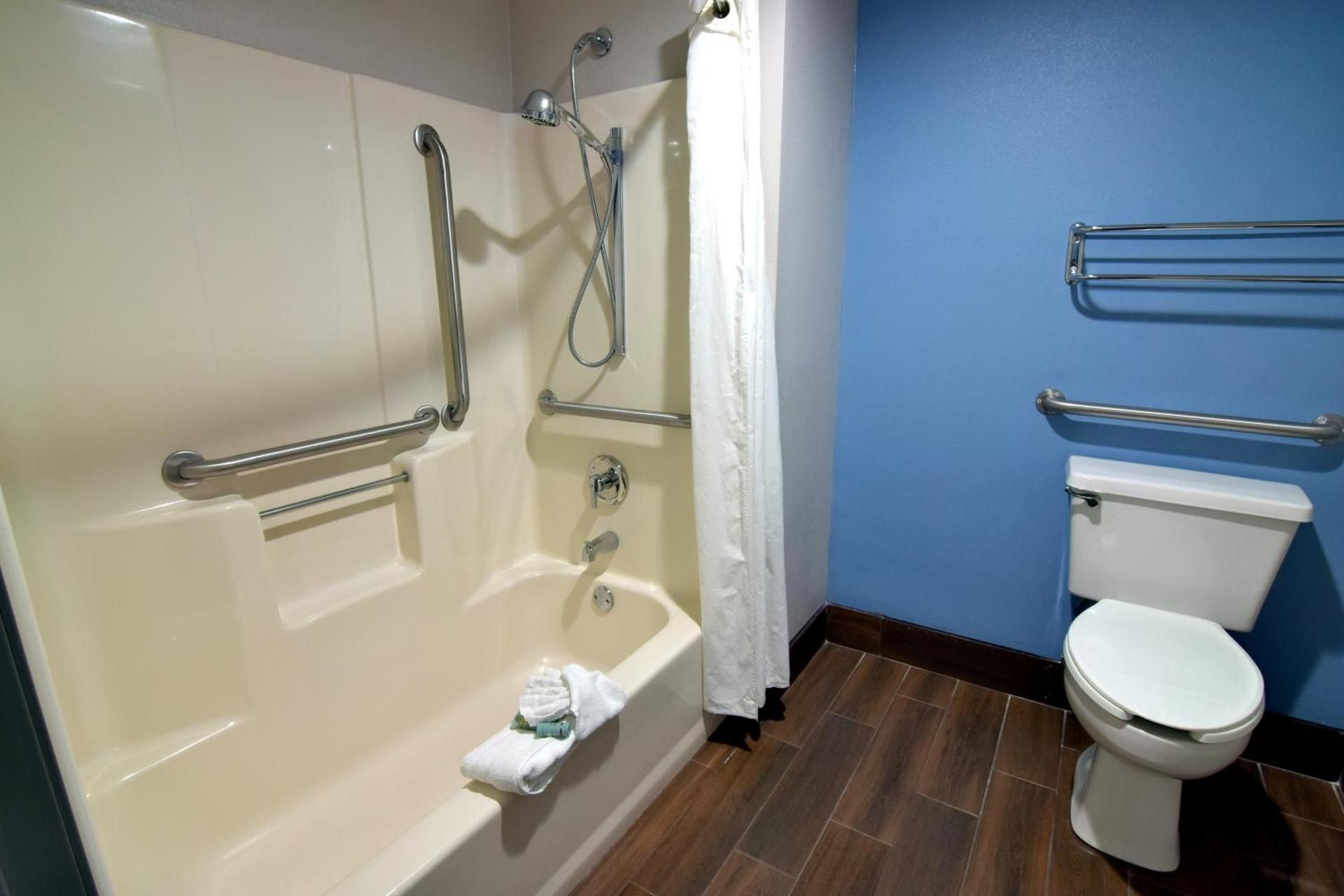 Accessibility - 1 Queen, Bathtub, Ground Floor, Nonsmoking