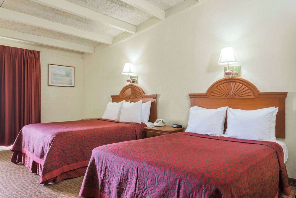 Standard Room, 2 Queen Beds, Non Smoking, Balcony (Second Floor)