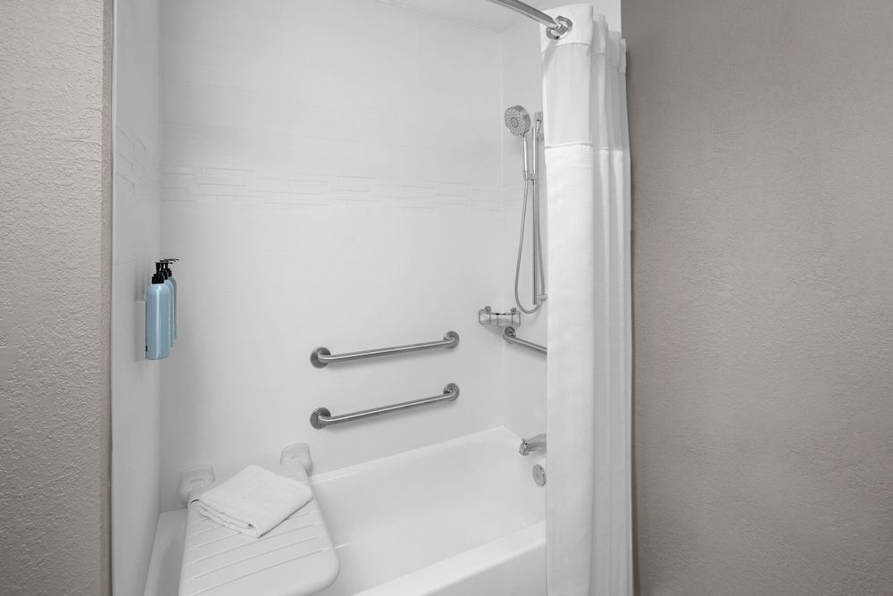 Suite, 1 Double Bed (Mobility/Hearing Accessible, Tub)