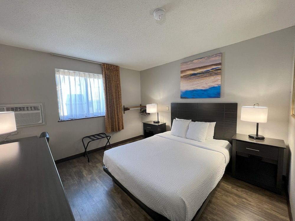 Room, 1 Queen Bed, Non Smoking, Ground Floor (Mobility, Hearing)