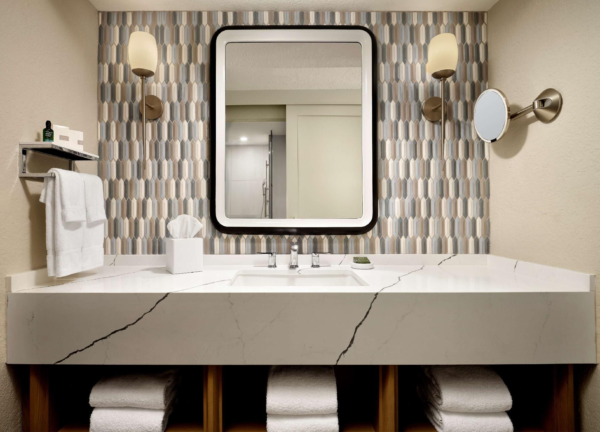 Royale King Pool View Suite