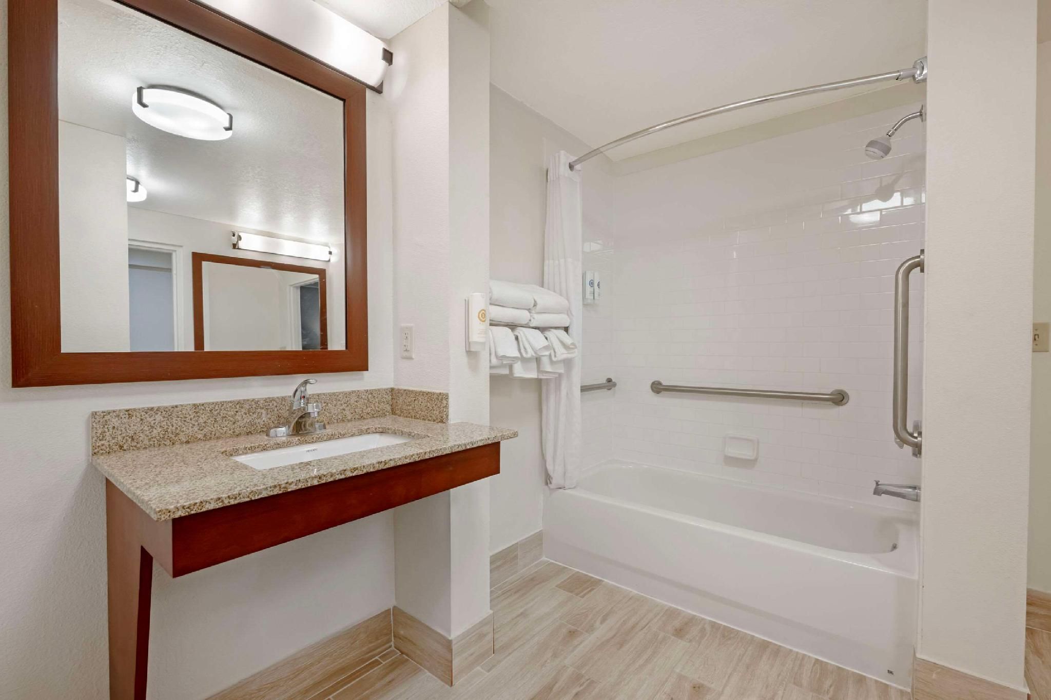 undefined Comfort Suites Downtown 7