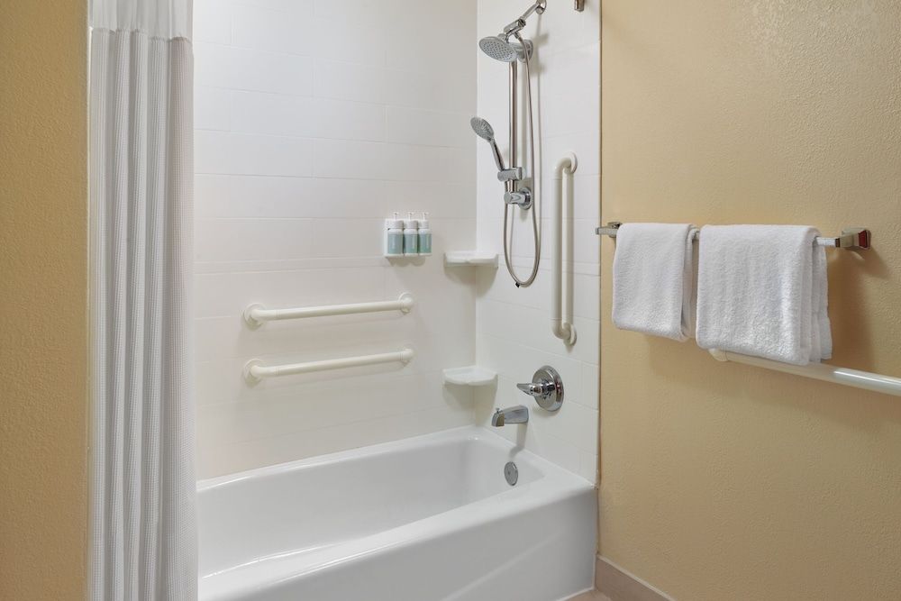 Courtyard by Marriott Orlando Airport Room, 2 Queen Beds (Mobility/Hearing Accessible, Tub) 3