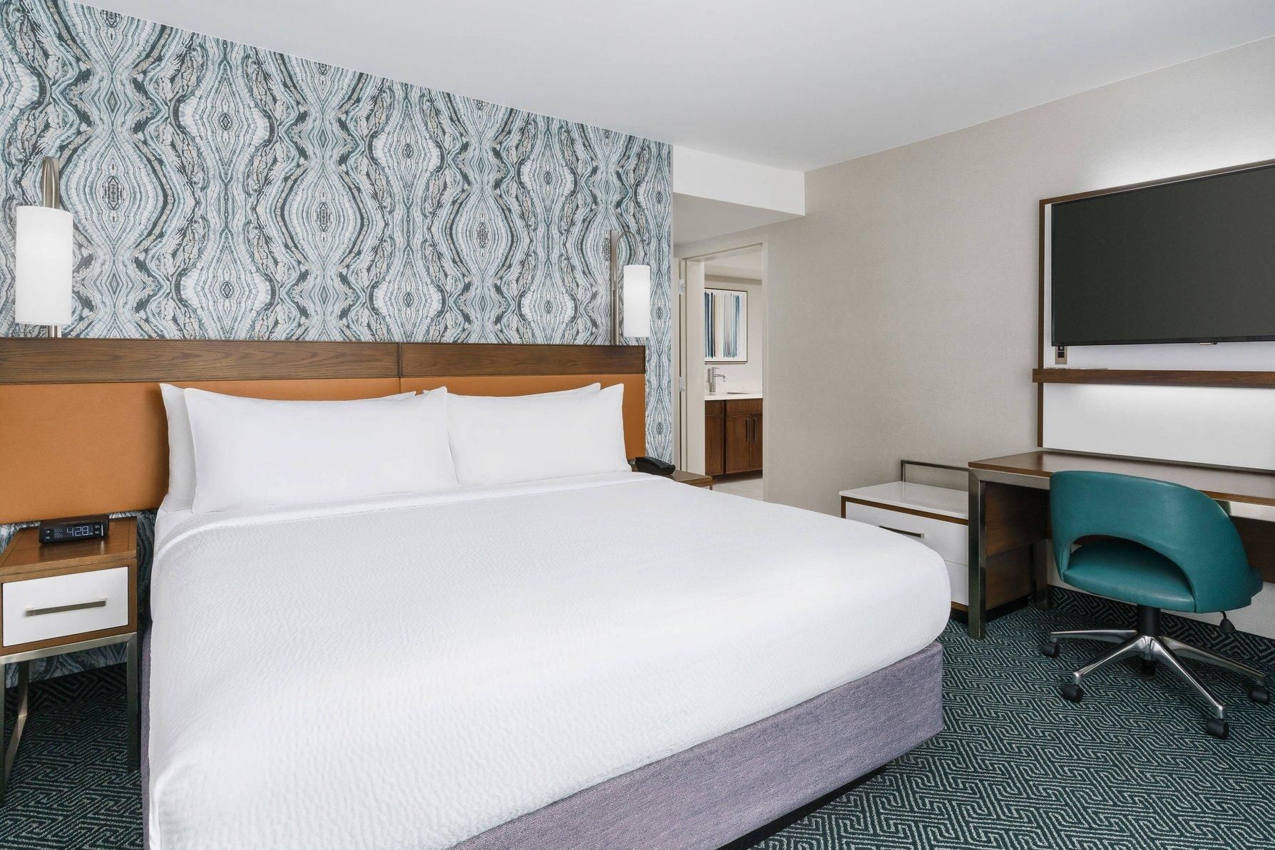 1 Bedroom Suite, 1 King, Sofa bed