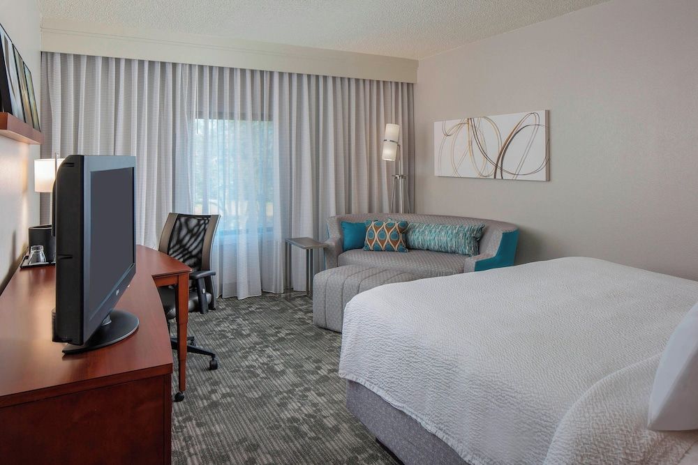 Courtyard by Marriott Orlando International Dr / Conv Cntr Room, 1 King Bed with Sofa bed, Non Smoking