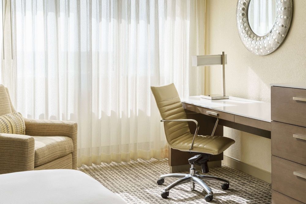 DoubleTree by Hilton Orlando Airport Room, 1 King Bed, Accessible, Bathtub (Mobility & Hearing) 5