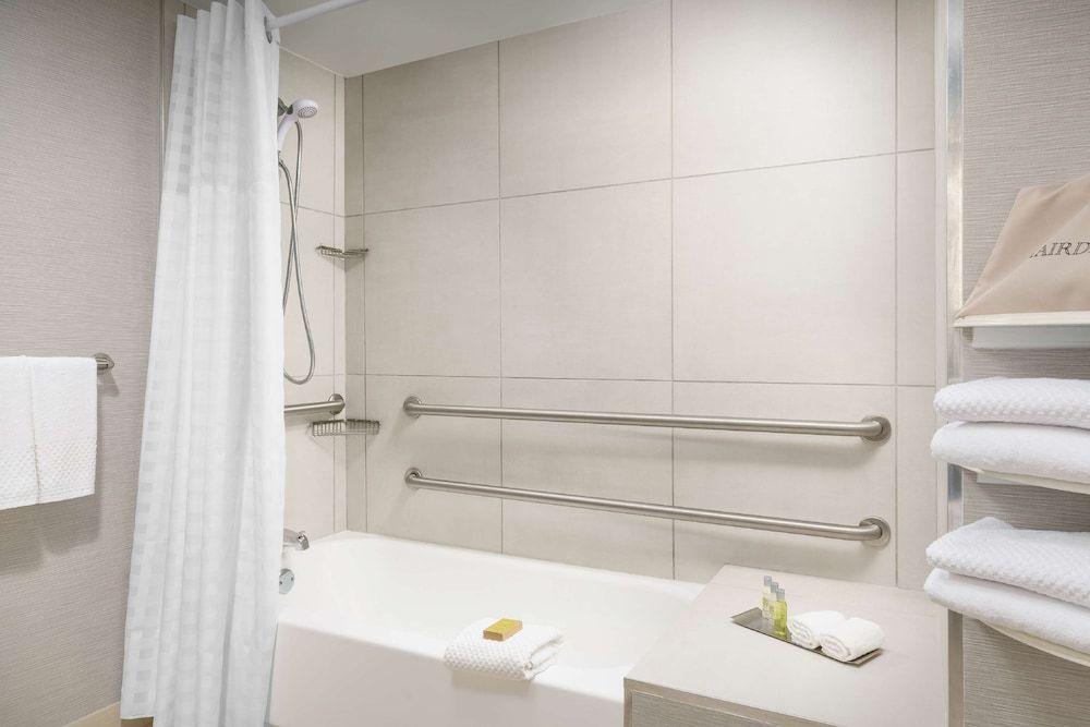DoubleTree by Hilton Orlando Airport Room, 1 King Bed, Accessible, Bathtub (Mobility & Hearing) 4