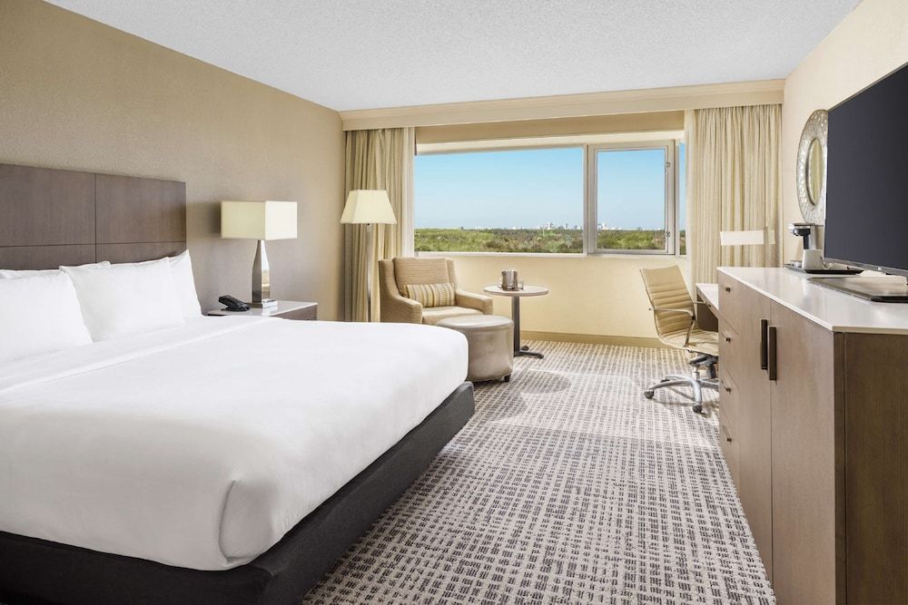 DoubleTree by Hilton Orlando Airport Room, 1 King Bed, Accessible, Bathtub (Mobility & Hearing)