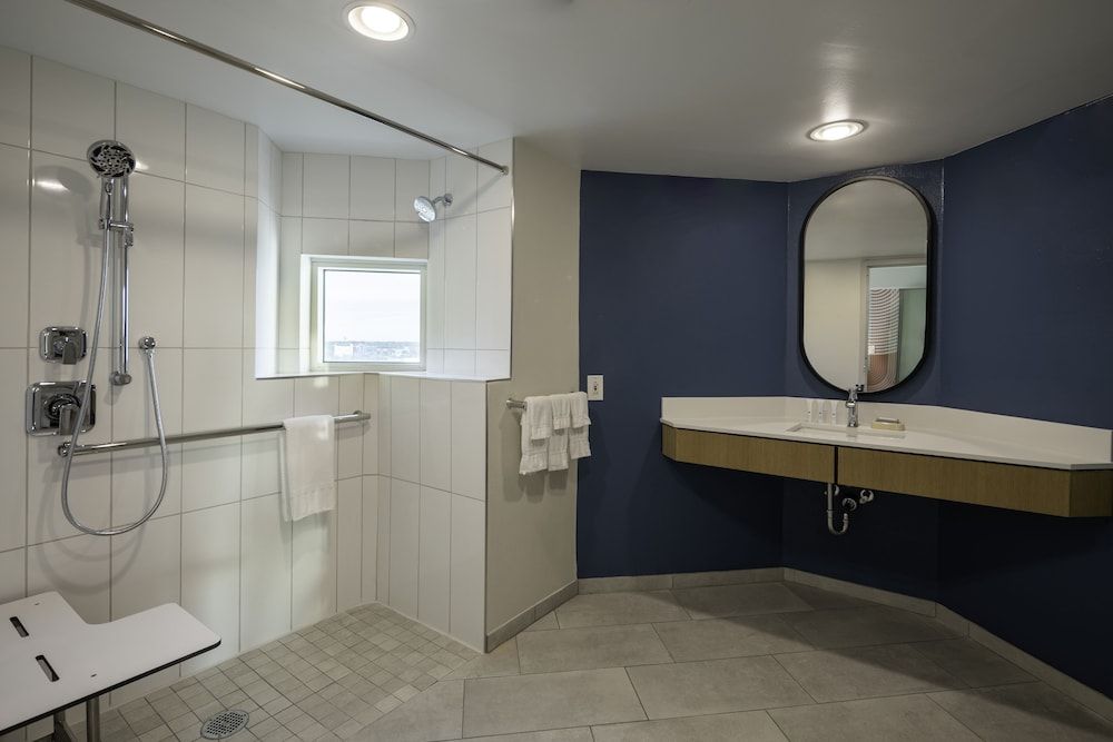 Hotel Landy Orlando Universal Blvd., a Tribute Portfolio Hotel Room, 2 Queen Beds (Mobility Accessible, Roll-In Shower) 6