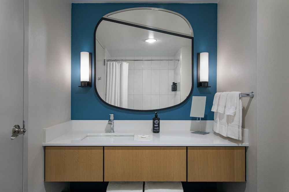 Hotel Landy Orlando Universal Blvd., a Tribute Portfolio Hotel Room, 2 Queen Beds (Mobility Accessible, Roll-In Shower) 7