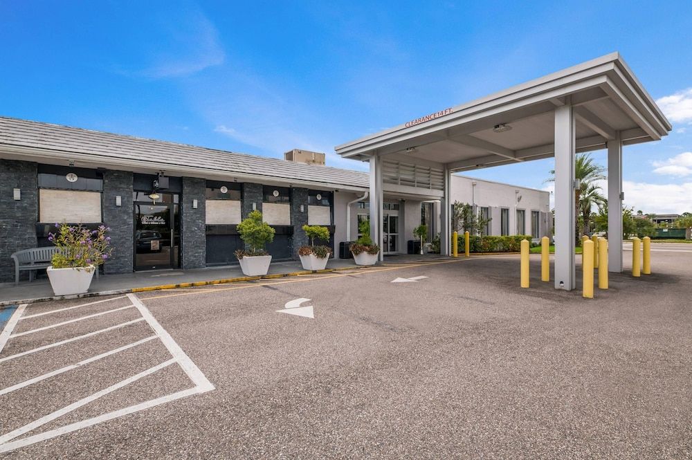 undefined Clarion Inn & Suites Across From Universal Orlando Resort 2