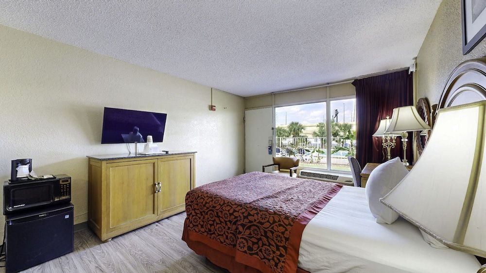 Room, 1 King Bed, Accessible, Non Smoking (Mobility,Hearing,Roll-In Shower)
