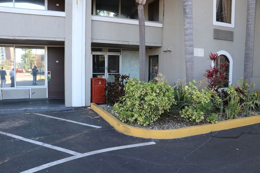 undefined Howard Johnson by Wyndham Orlando/International Drive 2