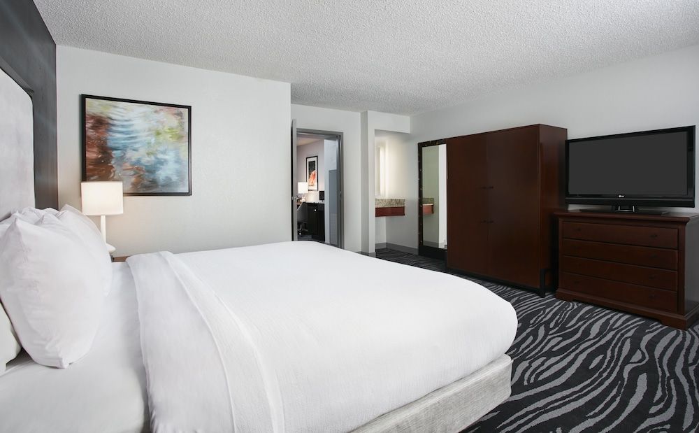Suite, 1 King Bed, Accessible, Non Smoking (Mobility/Hearing, Bathtub)