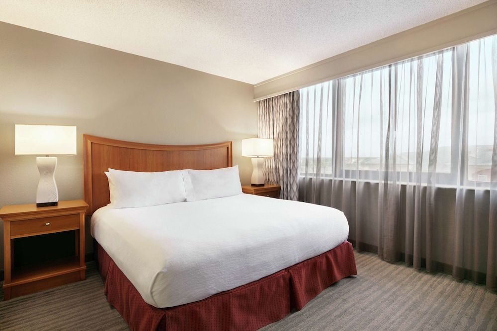 Suite, 1 King Bed, Accessible, Non Smoking (Hearing)