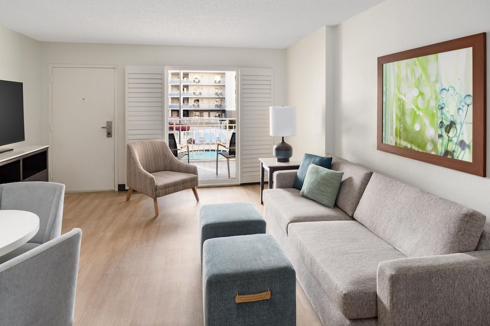 Embassy Suites by Hilton Orlando Lake Buena Vista Resort King, Room, Accessible, Bathtub 5