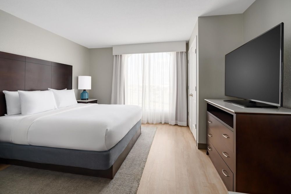 Embassy Suites by Hilton Orlando Lake Buena Vista Resort King, Room, Accessible, Bathtub 2